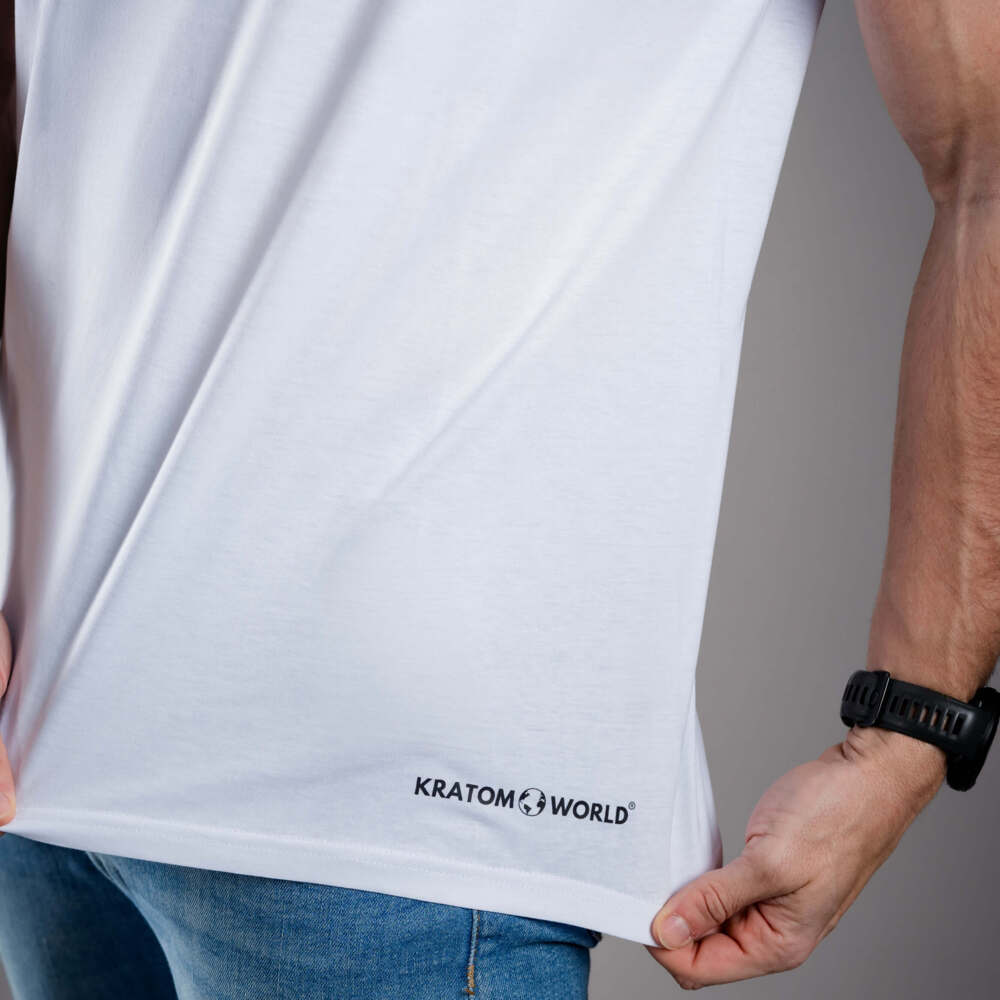 Kratom World férfi póló „damn bro, go buy KAVA KAVA” motívummal – eredeti merch kratomkedvelők és a Kratom World márka rajongói számára, stílusos streetwear design hangsúlyos nyomattal, kényelmes póló mindennapi viseletre, ideális városba, eseményekre vagy gyűjtői darabként a kratom közösség számára, közelkép