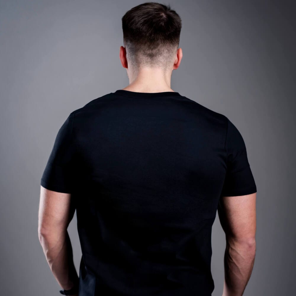 Kratom World férfi póló „damn bro, go buy KAVA KAVA” motívummal – eredeti merch kratomkedvelők és a Kratom World márka rajongói számára, stílusos streetwear design hangsúlyos nyomattal, kényelmes póló mindennapi viseletre, ideális városba, eseményekre vagy gyűjtői darabként a kratom közösség számára, hátoldal-black