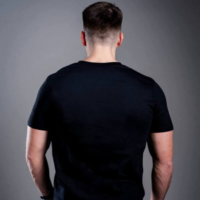 Kratom World férfi póló „damn bro, go buy KAVA KAVA” motívummal – eredeti merch kratomkedvelők és a Kratom World márka rajongói számára, stílusos streetwear design hangsúlyos nyomattal, kényelmes póló mindennapi viseletre, ideális városba, eseményekre vagy gyűjtői darabként a kratom közösség számára, hátoldal-black