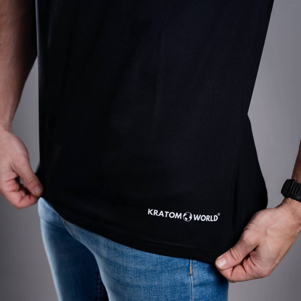 Kratom World férfi póló „damn bro, go buy KRATOM” motívummal – eredeti merch kratomkedvelők és a Kratom World márka rajongói számára, stílusos streetwear design hangsúlyos nyomattal, kényelmes póló mindennapi viseletre, ideális városba, eseményekre vagy gyűjtői darabként a kratom közösség számára, közelkép-black