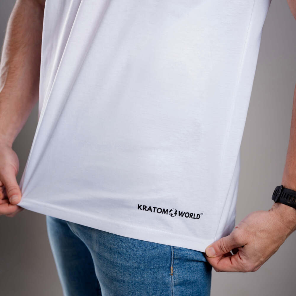 Kratom World férfi póló „damn bro, go buy KRATOM” motívummal – eredeti merch kratomkedvelők és a Kratom World márka rajongói számára, stílusos streetwear design hangsúlyos nyomattal, kényelmes póló mindennapi viseletre, ideális városba, eseményekre vagy gyűjtői darabként a kratom közösség számára, közelkép