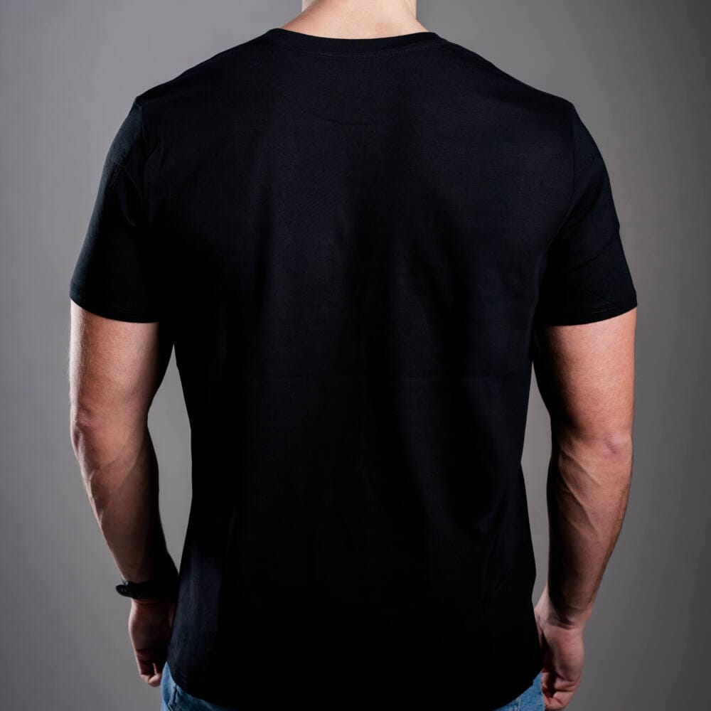 Kratom World férfi póló „damn bro, go buy KRATOM” motívummal – eredeti merch kratomkedvelők és a Kratom World márka rajongói számára, stílusos streetwear design hangsúlyos nyomattal, kényelmes póló mindennapi viseletre, ideális városba, eseményekre vagy gyűjtői darabként a kratom közösség számára, hátoldal-black