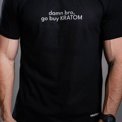 Kratom World férfi póló „damn bro, go buy KRATOM” motívummal – eredeti merch kratomkedvelők és a Kratom World márka rajongói számára, stílusos streetwear design hangsúlyos nyomattal, kényelmes póló mindennapi viseletre, ideális városba, eseményekre vagy gyűjtői darabként a kratom közösség számára, logó részlet-black