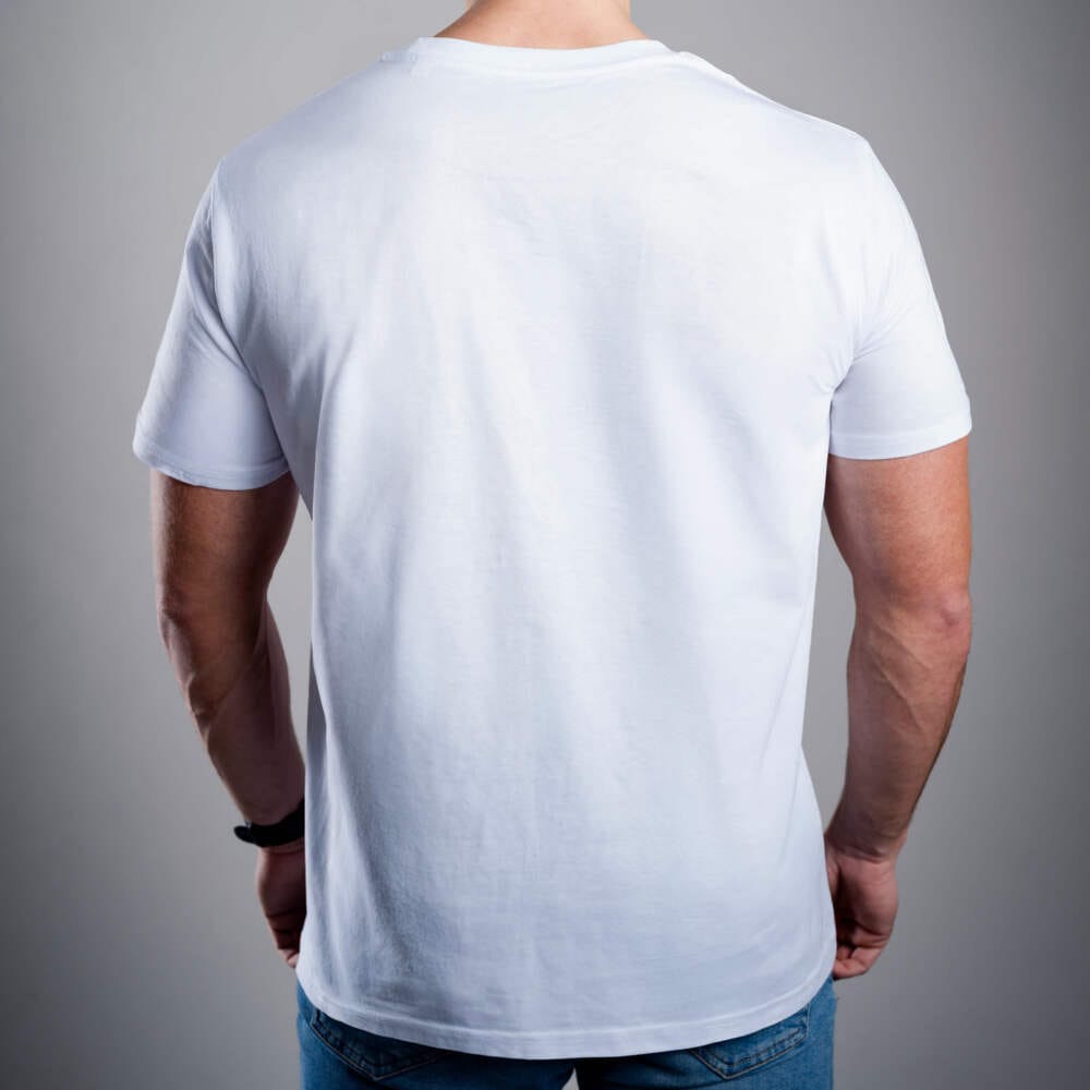 Férfi Kratom World póló „Kratom – The Natural Way.” motívummal – eredeti merch kratomkedvelők és a Kratom World márka rajongói számára, stílusos streetwear design hangsúlyos nyomattal, kényelmes póló mindennapi viseletre, ideális városba, eseményekre vagy gyűjtői darabként a kratom közösség számára, hátoldal