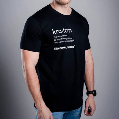 Férfi Kratom World póló „Kratom – The Natural Way.” motívummal – eredeti merch kratomkedvelők és a Kratom World márka rajongói számára, stílusos streetwear design hangsúlyos nyomattal, kényelmes póló mindennapi viseletre, ideális városba, eseményekre vagy gyűjtői darabként a kratom közösség számára, logó részlet-black