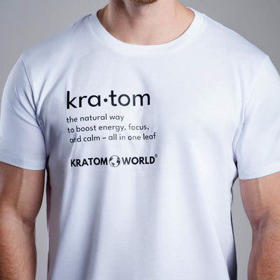Férfi Kratom World póló „Kratom – The Natural Way.” motívummal – eredeti merch kratomkedvelők és a Kratom World márka rajongói számára, stílusos streetwear design hangsúlyos nyomattal, kényelmes póló mindennapi viseletre, ideális városba, eseményekre vagy gyűjtői darabként a kratom közösség számára, közelkép