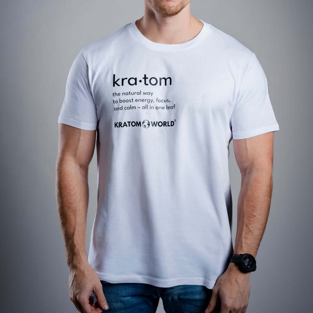 Férfi Kratom World póló „Kratom – The Natural Way.” motívummal – eredeti merch kratomkedvelők és a Kratom World márka rajongói számára, stílusos streetwear design hangsúlyos nyomattal, kényelmes póló mindennapi viseletre, ideális városba, eseményekre vagy gyűjtői darabként a kratom közösség számára, logó részlet