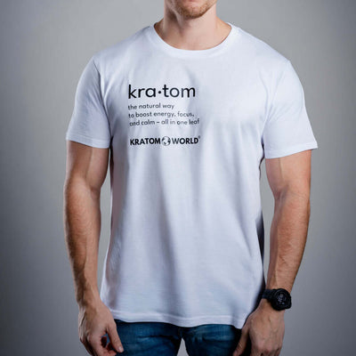 Férfi Kratom World póló „Kratom – The Natural Way.” motívummal – eredeti merch kratomkedvelők és a Kratom World márka rajongói számára, stílusos streetwear design hangsúlyos nyomattal, kényelmes póló mindennapi viseletre, ideális városba, eseményekre vagy gyűjtői darabként a kratom közösség számára, logó részlet