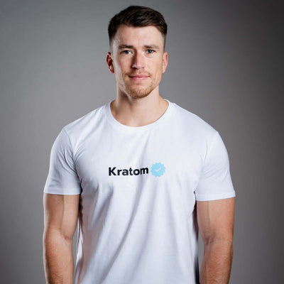 Kratom World férfi póló „Kratom Verified” motívummal – eredeti merch kratomkedvelők és a Kratom World márka rajongói számára, stílusos streetwear design hangsúlyos nyomattal, kényelmes póló mindennapi viseletre, ideális városba, eseményekre vagy gyűjtői darabként a kratom közösség számára, logó részlet