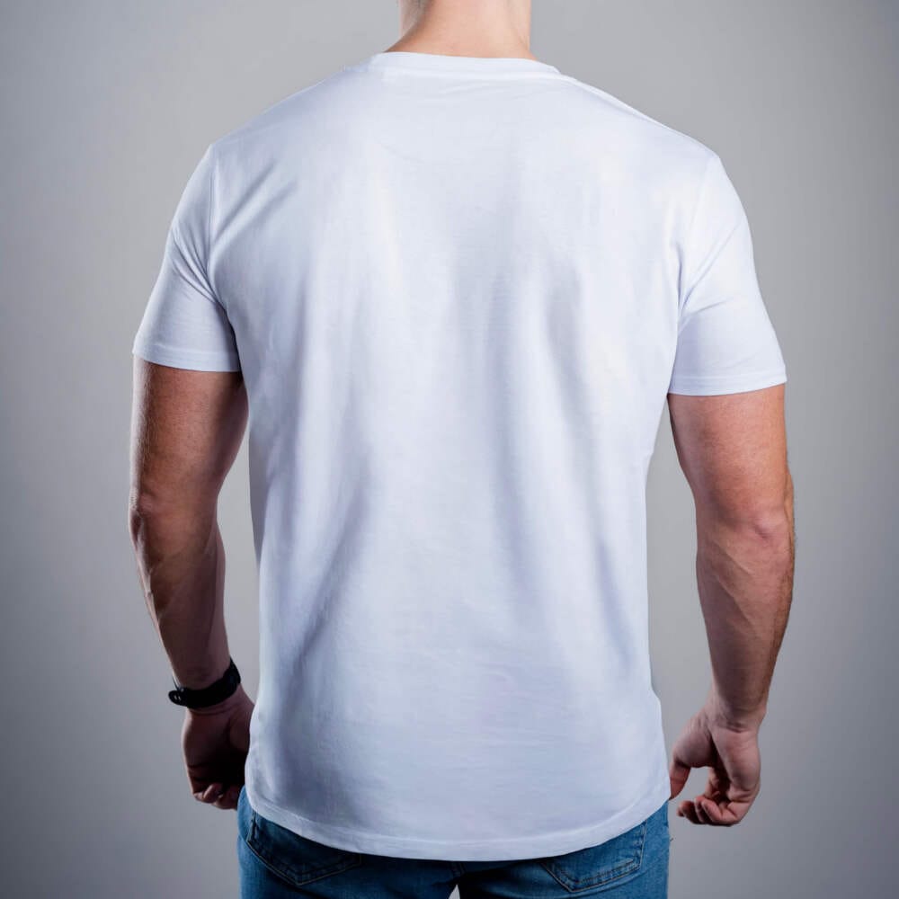 Kratom World férfi póló „Me? On Kratom? Never.” felirattal – eredeti merch a kratom kedvelőinek és a Kratom World márka rajongóinak, stílusos streetwear dizájn karakteres nyomattal, kényelmes póló mindennapi viseletre, ideális városba, eventekre, illetve gyűjtői darabként a kratom közösség számára, hátoldal