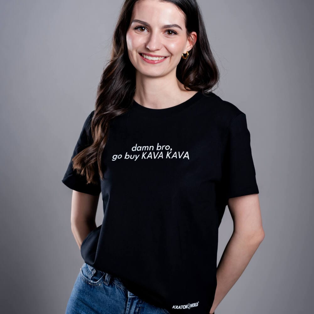 Kratom World női póló „damn bro, go buy KAVA KAVA” motívummal – eredeti merch kratomkedvelők és a Kratom World márka rajongói számára, stílusos streetwear design hangsúlyos nyomattal, kényelmes póló mindennapi viseletre, ideális városba, eseményekre vagy gyűjtői darabként a kratom közösség számára-black