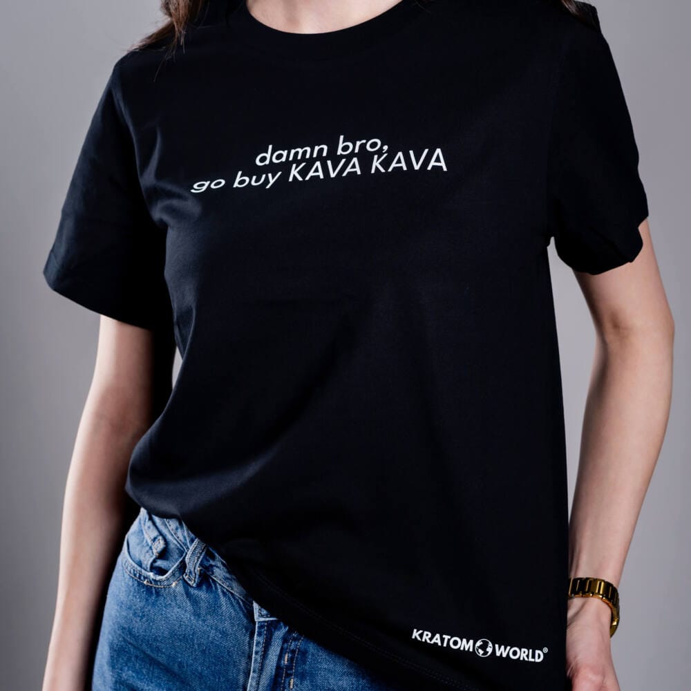 Kratom World női póló „damn bro, go buy KAVA KAVA” motívummal – eredeti merch kratomkedvelők és a Kratom World márka rajongói számára, stílusos streetwear design hangsúlyos nyomattal, kényelmes póló mindennapi viseletre, ideális városba, eseményekre vagy gyűjtői darabként a kratom közösség számára, közelkép-black