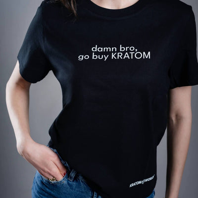 Kratom World női póló „damn bro, go buy KRATOM” motívummal – eredeti merch kratomkedvelők és a Kratom World márka rajongói számára, stílusos streetwear design hangsúlyos nyomattal, kényelmes póló mindennapi viseletre, ideális városba, eseményekre vagy gyűjtői darabként a kratom közösség számára, közelkép-black