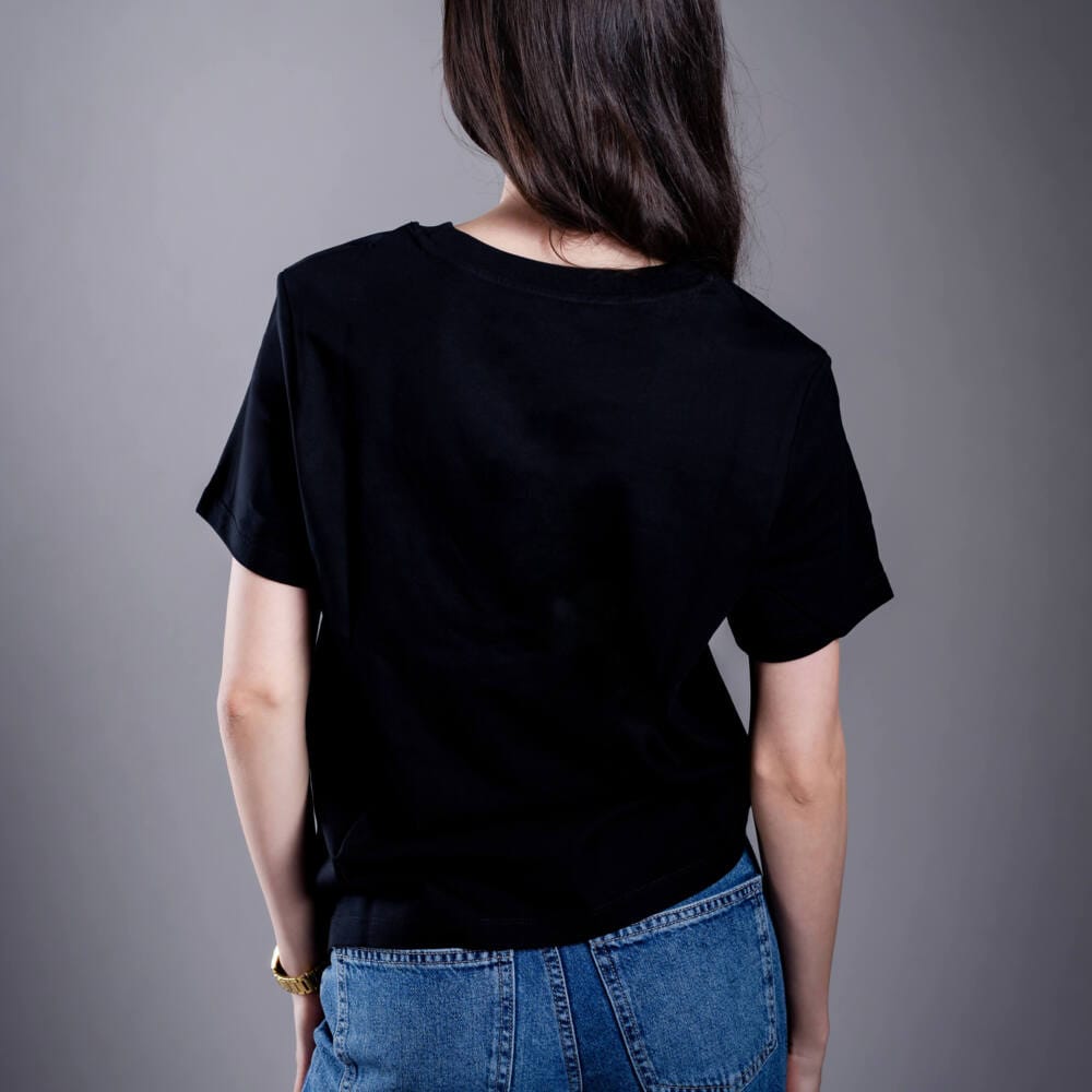 Kratom World női póló „damn bro, go buy KRATOM” motívummal – eredeti merch kratomkedvelők és a Kratom World márka rajongói számára, stílusos streetwear design hangsúlyos nyomattal, kényelmes póló mindennapi viseletre, ideális városba, eseményekre vagy gyűjtői darabként a kratom közösség számára, hátoldal-black