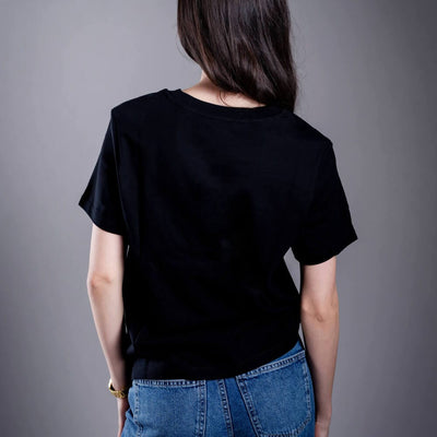 Kratom World női póló „damn bro, go buy KRATOM” motívummal – eredeti merch kratomkedvelők és a Kratom World márka rajongói számára, stílusos streetwear design hangsúlyos nyomattal, kényelmes póló mindennapi viseletre, ideális városba, eseményekre vagy gyűjtői darabként a kratom közösség számára, hátoldal-black