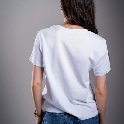 Kratom World női póló „damn bro, go buy KRATOM” motívummal – eredeti merch kratomkedvelők és a Kratom World márka rajongói számára, stílusos streetwear design hangsúlyos nyomattal, kényelmes póló mindennapi viseletre, ideális városba, eseményekre vagy gyűjtői darabként a kratom közösség számára, hátoldal