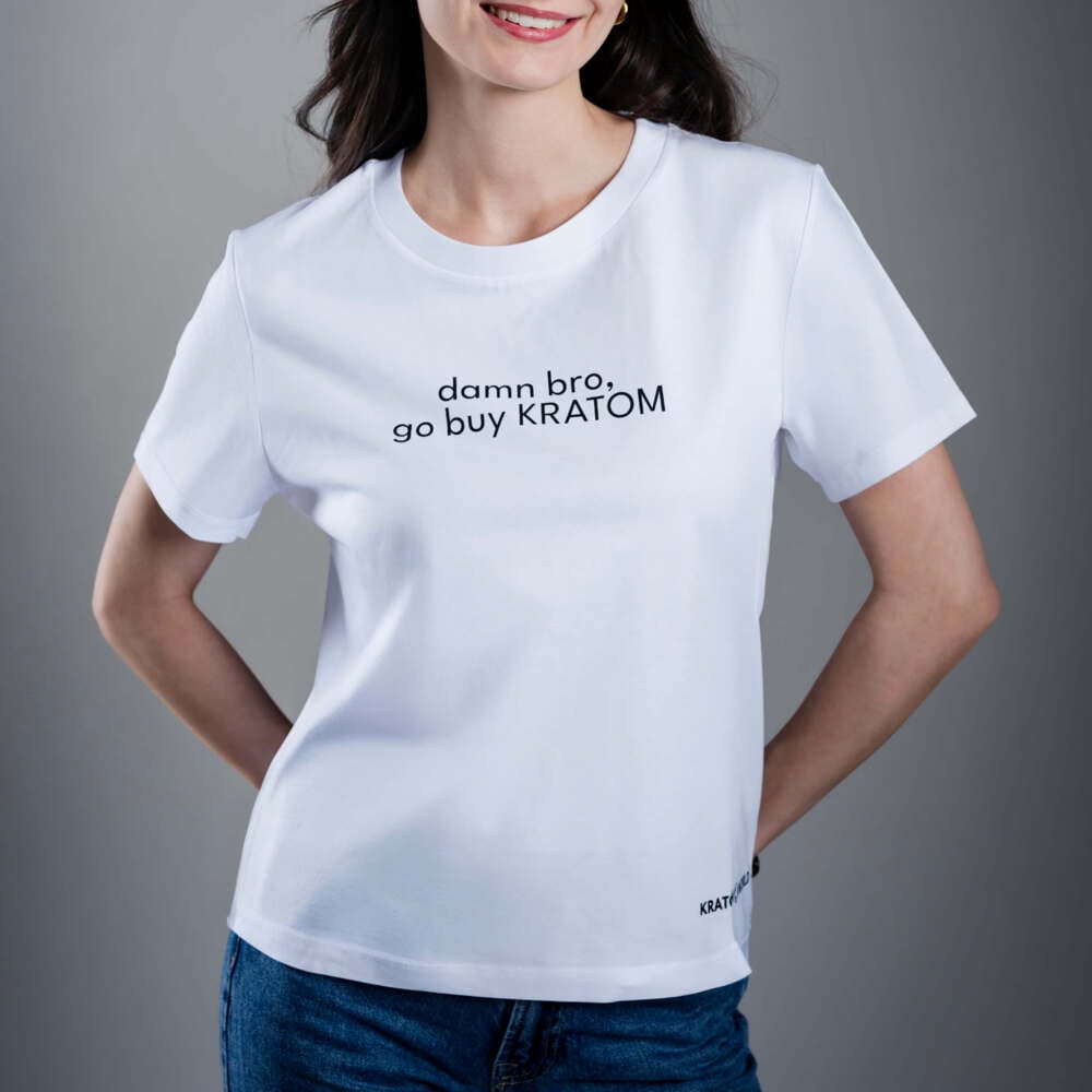 Kratom World női póló „damn bro, go buy KRATOM” motívummal – eredeti merch kratomkedvelők és a Kratom World márka rajongói számára, stílusos streetwear design hangsúlyos nyomattal, kényelmes póló mindennapi viseletre, ideális városba, eseményekre vagy gyűjtői darabként a kratom közösség számára