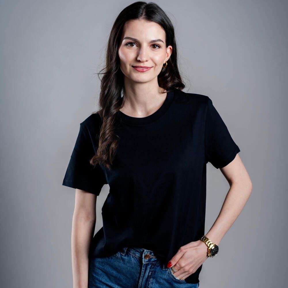 Női Kratom World póló „I like Kratom more than I like people.” felirattal – eredeti merch kratomkedvelők és a Kratom World márka rajongói számára, stílusos streetwear design hangsúlyos nyomattal, kényelmes póló mindennapi viseletre, ideális városba, eseményekre vagy gyűjtői darabként a kratom közösség számára, logó részlet-black