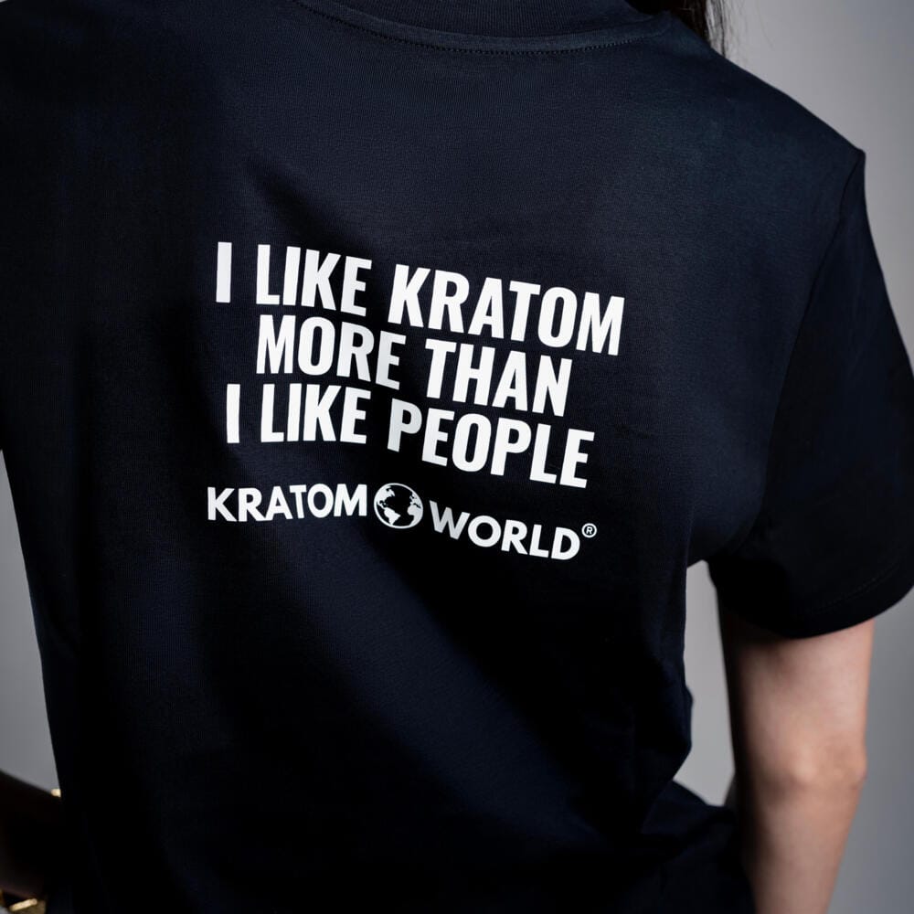 Női Kratom World póló „I like Kratom more than I like people.” felirattal – eredeti merch kratomkedvelők és a Kratom World márka rajongói számára, stílusos streetwear design hangsúlyos nyomattal, kényelmes póló mindennapi viseletre, ideális városba, eseményekre vagy gyűjtői darabként a kratom közösség számára, közelkép-black