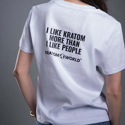 Női Kratom World póló „I like Kratom more than I like people.” felirattal – eredeti merch kratomkedvelők és a Kratom World márka rajongói számára, stílusos streetwear design hangsúlyos nyomattal, kényelmes póló mindennapi viseletre, ideális városba, eseményekre vagy gyűjtői darabként a kratom közösség számára, közelkép