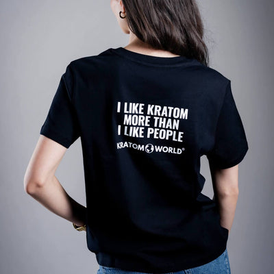 Női Kratom World póló „I like Kratom more than I like people.” felirattal – eredeti merch kratomkedvelők és a Kratom World márka rajongói számára, stílusos streetwear design hangsúlyos nyomattal, kényelmes póló mindennapi viseletre, ideális városba, eseményekre vagy gyűjtői darabként a kratom közösség számára, hátoldal-black