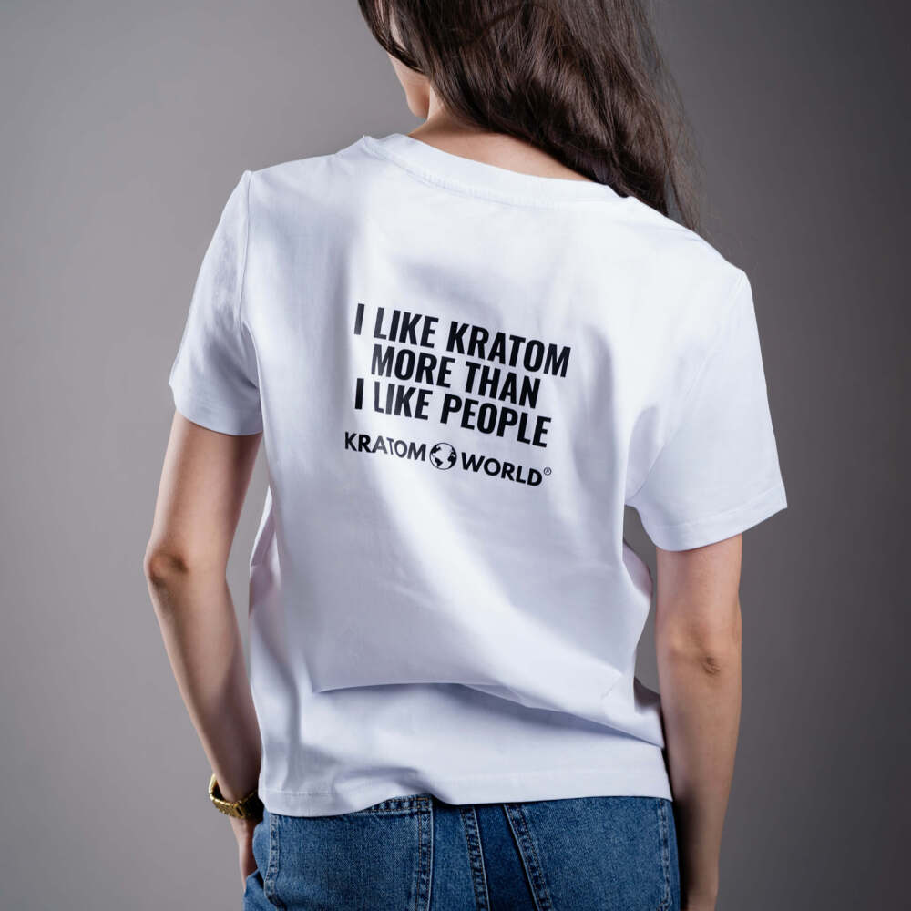 Női Kratom World póló „I like Kratom more than I like people.” felirattal – eredeti merch kratomkedvelők és a Kratom World márka rajongói számára, stílusos streetwear design hangsúlyos nyomattal, kényelmes póló mindennapi viseletre, ideális városba, eseményekre vagy gyűjtői darabként a kratom közösség számára, hátoldal