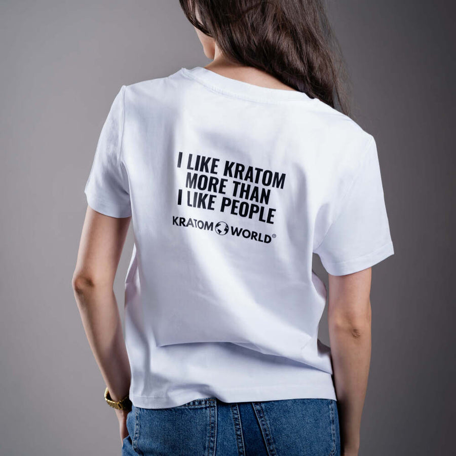 Női Kratom World póló „I like Kratom more than I like people.” felirattal – eredeti merch kratomkedvelők és a Kratom World márka rajongói számára, stílusos streetwear design hangsúlyos nyomattal, kényelmes póló mindennapi viseletre, ideális városba, eseményekre vagy gyűjtői darabként a kratom közösség számára, hátoldal