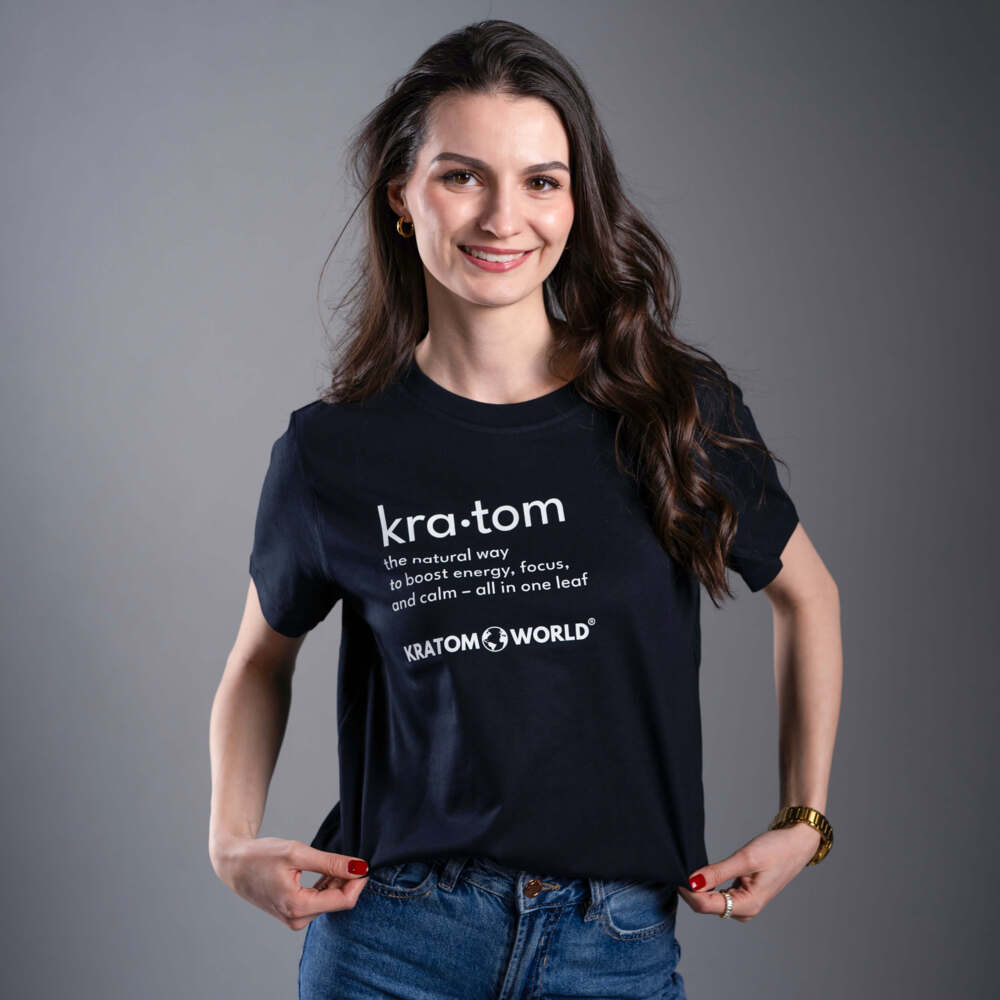 Női Kratom World póló „Kratom – The Natural Way.” motívummal – eredeti merch kratomkedvelők és a Kratom World márka rajongói számára, stílusos streetwear design hangsúlyos nyomattal, kényelmes póló mindennapi viseletre, ideális városba, eseményekre vagy gyűjtői darabként a kratom közösség számára-black