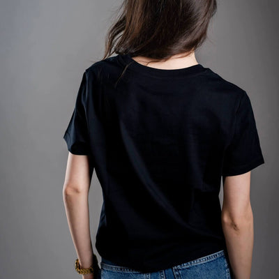 Női Kratom World póló „Kratom – The Natural Way.” motívummal – eredeti merch kratomkedvelők és a Kratom World márka rajongói számára, stílusos streetwear design hangsúlyos nyomattal, kényelmes póló mindennapi viseletre, ideális városba, eseményekre vagy gyűjtői darabként a kratom közösség számára, hátoldal-black