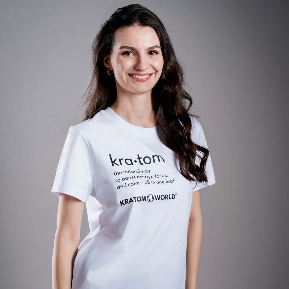 Női Kratom World póló „Kratom – The Natural Way.” motívummal – eredeti merch kratomkedvelők és a Kratom World márka rajongói számára, stílusos streetwear design hangsúlyos nyomattal, kényelmes póló mindennapi viseletre, ideális városba, eseményekre vagy gyűjtői darabként a kratom közösség számára