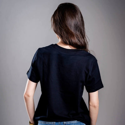 Kratom World női póló „Kratom Verified” motívummal – eredeti merch kratomkedvelők és a Kratom World márka rajongói számára, stílusos streetwear design hangsúlyos nyomattal, kényelmes póló mindennapi viseletre, ideális városba, eseményekre vagy gyűjtői darabként a kratom közösség számára, hátoldal-black