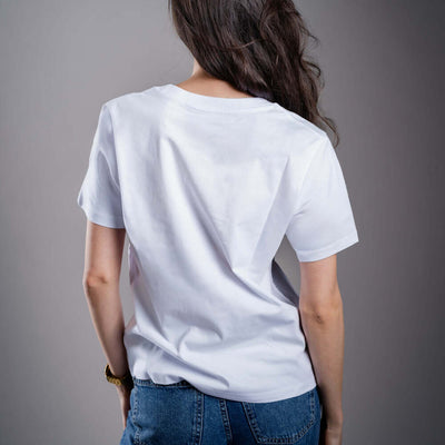 Kratom World női póló „Kratom Verified” motívummal – eredeti merch kratomkedvelők és a Kratom World márka rajongói számára, stílusos streetwear design hangsúlyos nyomattal, kényelmes póló mindennapi viseletre, ideális városba, eseményekre vagy gyűjtői darabként a kratom közösség számára, hátoldal