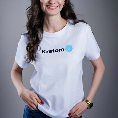 Kratom World női póló „Kratom Verified” motívummal – eredeti merch kratomkedvelők és a Kratom World márka rajongói számára, stílusos streetwear design hangsúlyos nyomattal, kényelmes póló mindennapi viseletre, ideális városba, eseményekre vagy gyűjtői darabként a kratom közösség számára, logó részlet