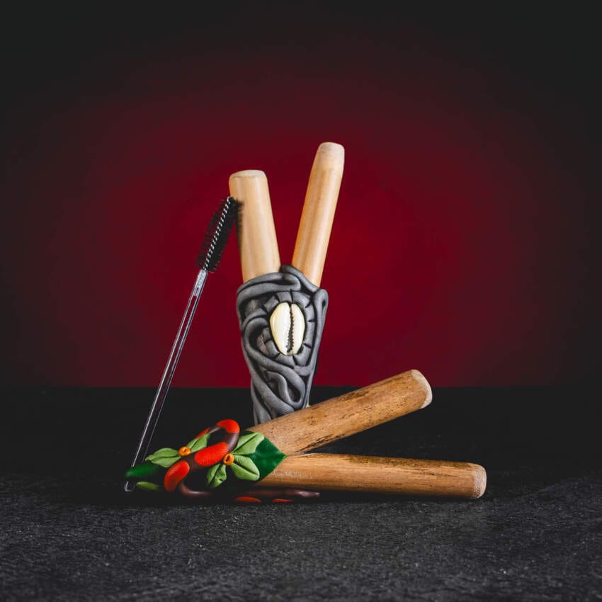 Rituális Kuripe eszközök kollekciója a Kratom World kínálatában – a Shell Senna és Snake Yuxibu változatok összehasonlítása. Minőségi bambusz rapé fúvókák, amelyek pontos, kényelmes és kontrollált alkalmazásra lettek tervezve, közvetlenül az orrüregekbe. Fedezze fel az amazóniai hagyomány szépségét kuripéinkkel, amelyek természetes anyagokat, precíz kézműves kidolgozást és mély spirituális szimbolikát egyesítenek rituális pillanataihoz.