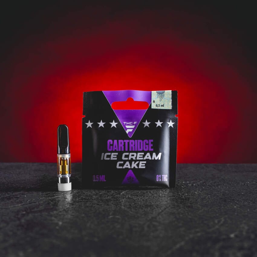 THF Cartridge Ice Cream Cake prémium THF formulával, finoman krémes vanília- és tejszínes ízvilággal, kiegyensúlyozott és nyugodt gyűjtői karakterrel, telt és sima slukkolással, elegáns ízprofillal az esti kikapcsolódáshoz.