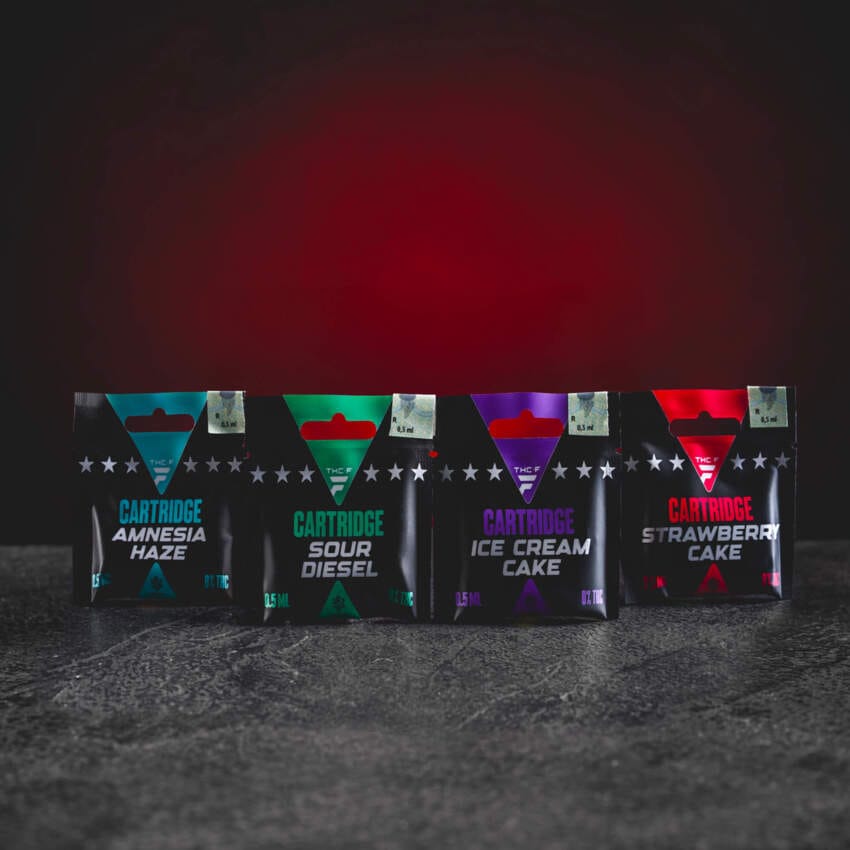 THF Cartridge kollekció Amnesia Haze, Ice Cream Cake, Sour Diesel és Strawberry Cake ízekkel, prémium THF cartridge-ek, markáns terpénprofilokkal, sima slukkolással, stílusos dizájnnal és kiegyensúlyozott gyűjtői hatással.