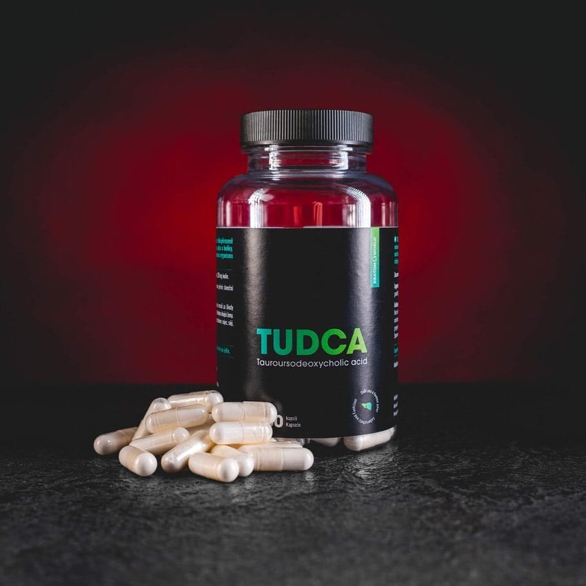 Kratom World TUDCA kapszulák 100 db – prémium kiegészítő 250 mg taurinursodezoxikólsavval minden kapszulában, részletes címkével az összetételről és adagolásról, prémium csomagolás a máj támogatására és sejtszintű egyensúlyra, professzionális termékfotó.